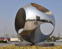 不銹鋼雕塑是工業(yè)發(fā)展的結(jié)果，豐富了雕塑市場(chǎng)
